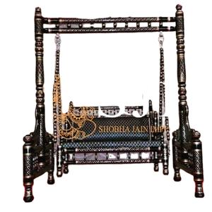 Balançoire Sankheda en bois noir et or antique, fabriquée à Delhi, Inde - Product Image 1