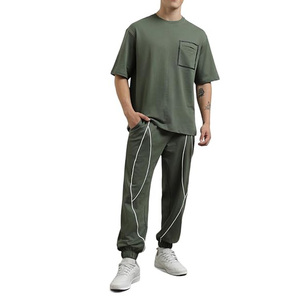 Conjunto Deportivo Casual Verde Oliva para Hombre, Camiseta de Manga Corta con Bolsillo y Pantalones Jogger con Cintura Elástica, Transpirable, de Algodón - Product Image 1