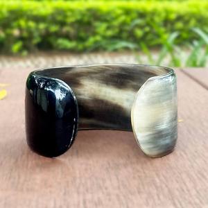 Brazalete de Cuerno de Búfalo Hecho a Mano, Pulido, en Blanco y Negro Natural, Joyería para Mujer, Accesorio de Moda Tradicional - Product Image 2