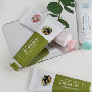 นาตินดา ฟลอรัล เชีย บัตเตอร์ มอยส์เจอร์ไรซิ่ง แฮนด์ แอนด์ คิวติเคิล แคร์ ครีม 3 ชนิด สูตรอ่อนโยนสำหรับใช้ทุกวัน - Product Image 5