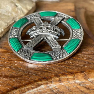 Fabuloso Broche Escocés Celta de Plata de Ley y Malaquita con Diseño de Corona y Escote a Cuadros, Venta al por Mayor Directa de Fábrica - Product Image 1