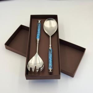 Juego de utensilios para servir ensalada plateados y pulidos, de metal decorativo, con mango redondo de resina azul. - Product Image 6