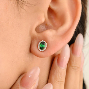 Boucles d'oreilles clous en or blanc 14 carats avec tourmaline verte taille coussin et halo de diamants - Product Image 1