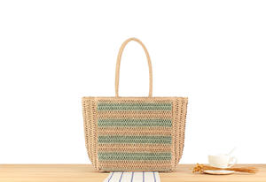 Define tu estilo de temporada con este clásico bolso de hilo natural, con correas tejidas profesionalmente y textura fina. - Product Image 1