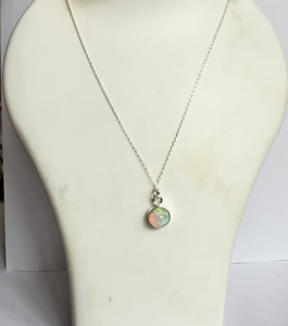 Collier pendentif solitaire en pierre de lune arc-en-ciel de 5 mm, certifié IGI, de qualité supérieure, serti clos, fait main en argent sterling, avec chaîne de 18-20 pouces - Product Image 1