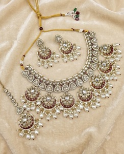 Collier élégant à motif Chandbali avec boucles d'oreilles et mangtika pour femmes, ensemble de bijoux ethniques traditionnels pour réceptions, fabriqué par un fabricant. - Product Image 6