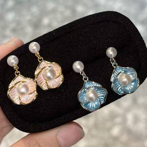 Boucles d'oreilles tendance et élégantes en camélia, perles d'eau douce, pendentifs avec un joli pompon, boucles d'oreilles en alliage cool - Product Image 1