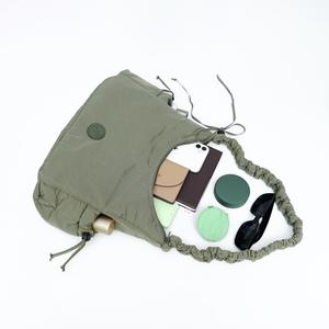 Sac à bandoulière Crinkle Premium Fashion avec fermeture éclair, sangle réglable, rangement multi-poches, résistant à l'eau, grand format pour voyage et extérieur - Product Image 1