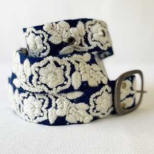 Ceinture élégante et légère en lin brodé de fleurs avec détails perlés faits à la main pour assortir les tenues modernes et traditionnelles - Product Image 1