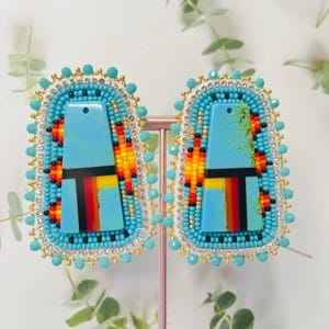 Boucles d'oreilles en perles de verre pour un style décontracté au quotidien, offrant des détails lumineux et un confort facile à porter - Product Image 2