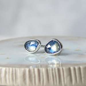 Boucles d'oreilles clous en argent sterling plaqué or avec saphir bleu naturel taillé en forme de rose pour anniversaire et soirée - Bijoux personnalisés pour femmes - Product Image 1