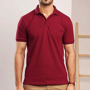 Polo à manches courtes pour homme, couleur bordeaux, coupe classique, tissu tricoté, design boutonné - Product Image 1