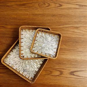 Plateau de service carré Art Déco en nacre et rotin fait main, attrayant et décoratif pour la maison, à prix avantageux - Product Image 1