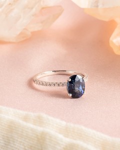 Anillo Clásico Ovalado de Zafiro Azul para Mujer, Plata Rodiada con Banda Pavé de Diamantes Cultivados en Laboratorio - Product Image 4