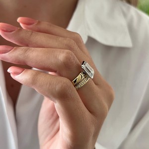 Anillo de Compromiso con Diamante Cultivado en Laboratorio de 3 Quilates, Corte Esmeralda, VVS2, con Engaste de Bisel, Conjunto de Anillos de Novia en Oro Amarillo de Dos Tonos - Product Image 3