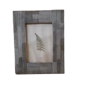 Cadre photo 5x7 en résine et MDF à rayures noires et blanches, fait à la main, durable, avec incrustation d'os, pour la décoration de la maison et les cadeaux d'affaires - Product Image 3