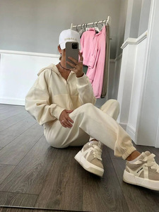 ชุดเซ็ตฮู้ดดี้ลำลองผ้าวอชดี้แบบครอปสำหรับผู้หญิง พร้อมกางเกงจ็อกเกอร์รูดเชือก ปักโลโก้ได้ตามต้องการ เหมาะสำหรับฤดูหนาว ชุดกีฬาสองชิ้น - Product Image 2