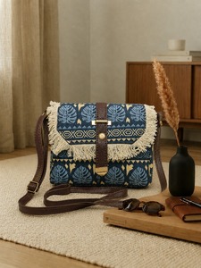 Sac bandoulière bohème indigo géométrique avec franges et rabat, sangle réglable pour voyage et usage quotidien - Product Image 3