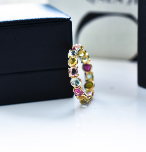 Anillo de Eternidad de Oro Amarillo de 14K con Turmalina Multicolor en Bisel, Hecho a Mano, Redondo y Natural, Estilo Prisma Pastel - Product Image 2