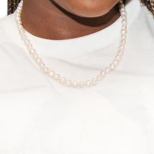 T-shirt en chenille Zeta Phi Beta blanc pour femme, lettres grecques brodées, col rond, tenue décontractée et élégante de qualité supérieure - Product Image 3