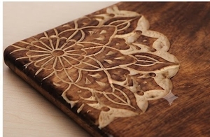 Planche à découper rectangulaire en bois faite à la main avec poignée et motif floral sculpté - Product Image 2