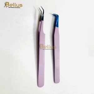 Pinzas para Pestañas Bellus International Profesionales de Acero Inoxidable con Recubrimiento en Polvo Morado de 45 Grados, Punta Negra con Diamante, Venta al Por Mayor - Product Image 3