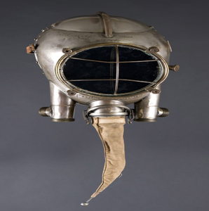 Casque de plongée vintage en métal avec visière ovale protégée par une grille et tube d'appareil respiratoire inférieur intégré, en gros. - Product Image 1