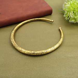 Collar gargantilla vintage dorado con grabado, estilo bohemio, tribal, étnico, minimalista, abierto, tipo joya. - Product Image 3