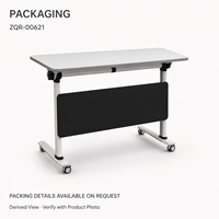 Table de formation mobile moderne avec panneau de discrétion noir, pieds en T blancs courbés et roulettes pour bureau et salle de conférence