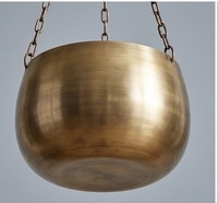 Dernière arrivée jardinière suspendue en métal finition laiton antique pot élégant pour la décoration d'entrée de maison prix raisonnable