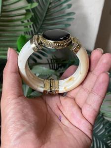 Bracelet manchette en os naturel écologique fait main, style tribal bohème, bijou vintage rustique, tendance pour femme - Product Image 6
