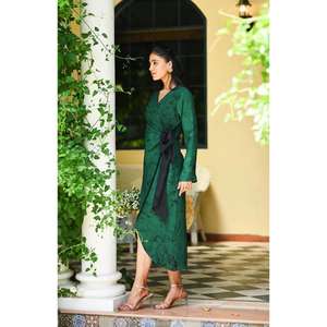 Robe midi verte pour femme, style enveloppant, élégante, imprimée, à manches longues, pour soirée ou tenue décontractée. - Product Image 2
