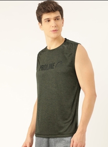 Camiseta sin mangas para hombre, color verde oliva, transpirable, de poliéster, con estampado de letras en la parte delantera, diseño informal con cuello redondo. - Product Image 1
