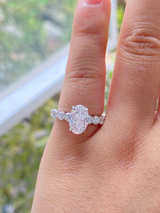 Bague en diamant de qualité supérieure à taille ovale avec diamants latéraux en or blanc, bague de fiançailles classique en diamant ovale pour femme, bijoux élégants - Product Image 4