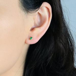 Pendientes de Oro Rosa Sólido de 14K con Zafiro Azul Corte Baguette, Joyería Fina Minimalista y Delicada para Uso Diario, Aniversarios y Fiestas - Product Image 2