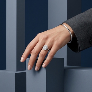Anillo de Compromiso de Platino PT950 para Mujer con Diamante de Corte Ovalado, Halo y Diamantes Laterales, Estilo Clásico, Diamante Certificado por IGI - Product Image 3