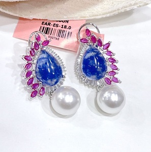 Boucles d'oreilles chics et romantiques en alliage de saphir en forme de goutte d'eau avec perles d'imitation plaquées argent pour femmes - Product Image 3
