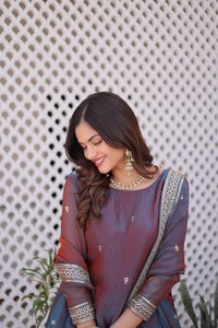Lehenga Tradicional India Bordada para Fiesta, de Chifón Fendy con Trabajo de Bordado de Lentejuelas Zari, Top y Lehenga con Dupatta - Product Image 2
