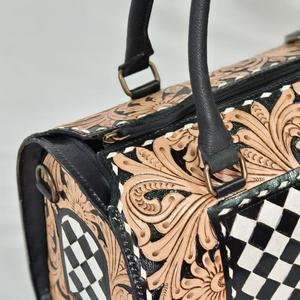 Bolsa de Viaje de Cuero Floral de Lujo Hecha a Mano con Diseño Duradero y Cierre de Cremallera a Cuadros - Product Image 4