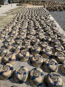 Fournisseur vietnamien de paniers en jonc de mer faits à la main avec un design pliable et des poignées pour le stockage ou la décoration - Product Image 4