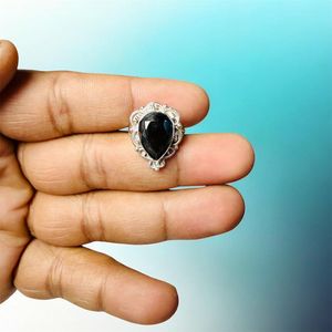 Bague unisexe Krittika Jewelers en argent sterling 925 avec pierre précieuse taille poire, onyx noir naturel, design floral tendance, sertissage clos - Product Image 1