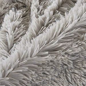 Coperta in Finta Pelliccia Lunga Premium Grigio Chiaro 127 x 165 cm, Morbida e Soffice per Letto o Divano - Product Image 4
