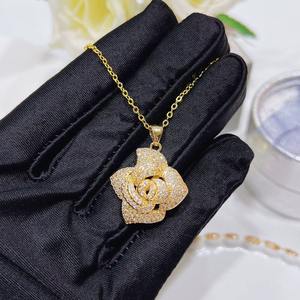 Collar con Colgante de Flores con Diamante Moissanite VVS, Plata 925 Chapada en Oro, Mejor Precio para Mujer - Product Image 4