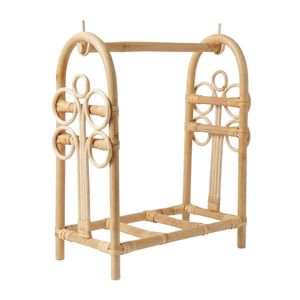 Perchero de ropa para muñecas de ratán natural hecho a mano con diseño de triple lazo, soporte de ropa en miniatura estilo boho, precio económico de fábrica de Vietnam - Product Image 1