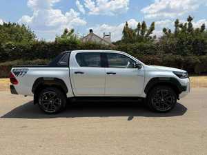Pick-up 4x4 Smart Cab 2023, moteur diesel 2.8L, type Hiux Revo Rocco, modèle standard - Product Image 1