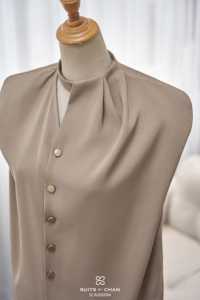Blusa Elegante de Satén para Mujer, Color Marrón, Sin Mangas, Cuello Mandarín con Aberturas, Cierre de Botones, Estilo Oficina, MIRANDA - Product Image 6