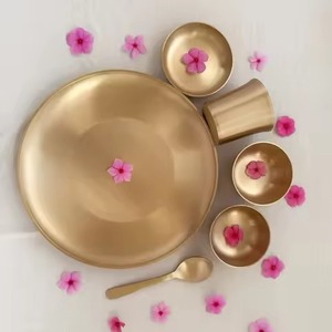 Juego de Thali de Latón Indio de Calidad para Restaurantes, Vajilla Tradicional, Plato, Tazón, Cuchara, Taza, Vajilla al por Mayor para Hoteles, Hogares y Servicios de Catering - Product Image 1