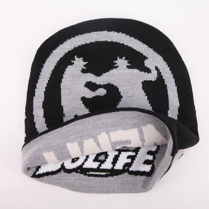 Bonnet en tricot jacquard graphique personnalisé, réversible, style Y2K, avec doublure en satin et motif imprimé - Product Image 1