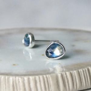 Boucles d'oreilles clous en argent sterling plaqué or avec saphir bleu naturel taillé en forme de rose pour anniversaire et soirée - Bijoux personnalisés pour femmes - Product Image 3