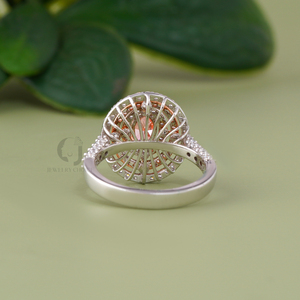 Bague de fiançailles en or blanc 14 carats avec diamant ovale rose vif de 1,53 carat cultivé en laboratoire et triple halo - Product Image 4